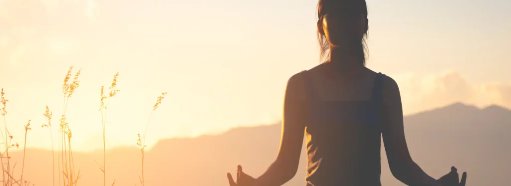 silhouette-fitness-girl-practicing-yoga-mountain-with-sun-light